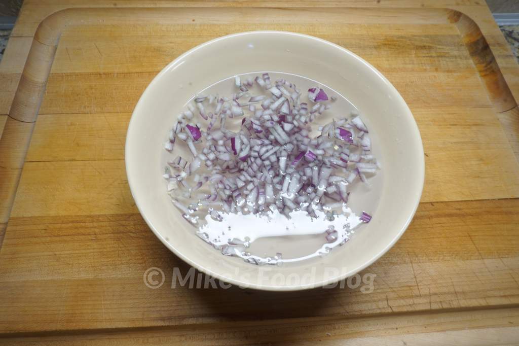 place red onion in cold water