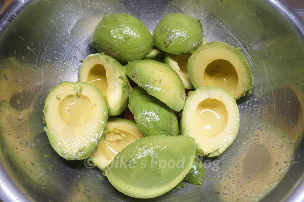 spritz avocados with lime juice